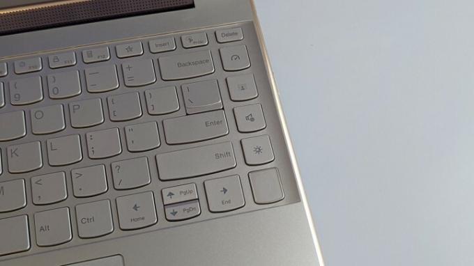 Tombol khusus di sisi kanan keyboard Yoga 9i.