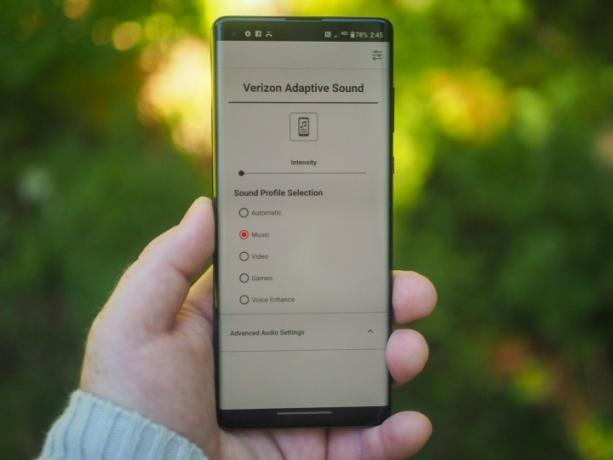 Verizon Adaptive Sound 메뉴가 표시된 Android 스마트폰을 손에 들고 있습니다.