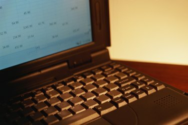 Laptop számítógép-val táblázat a képernyőn