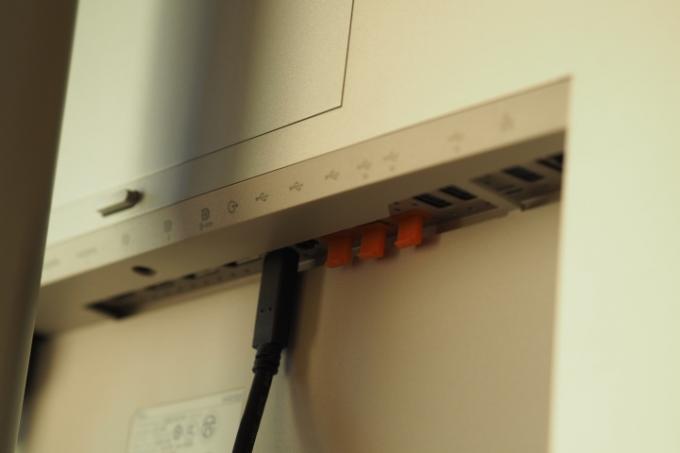 Dell UltraSharp 43 4K USB-C hub monitor hátulról, portok láthatók.