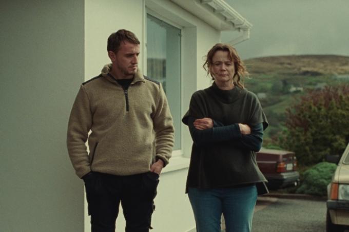 Paul Mescal stojí před domem s Emily Watson ve filmu Boží stvoření.