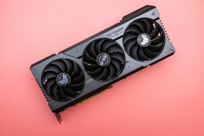 Karta graficzna RTX 4070 Ti na różowym tle.