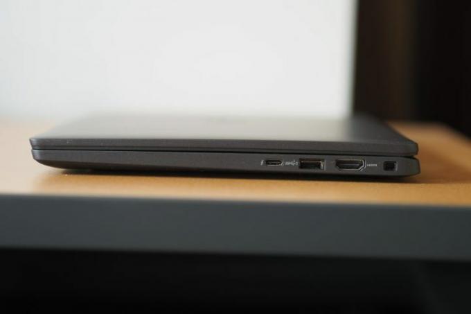 Dell Latitude 7330 UL labajā pusē ir redzami porti.