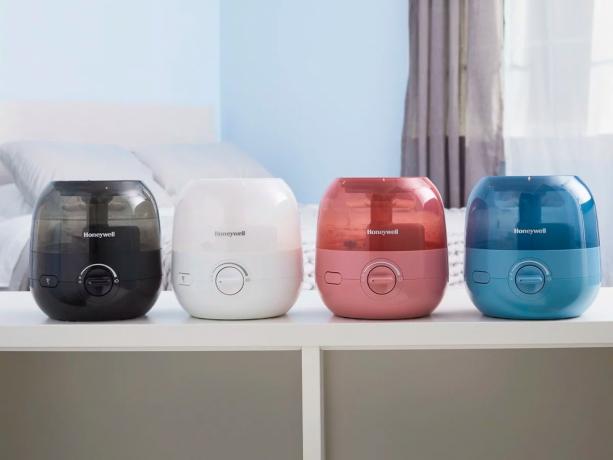 Una gama de diferentes colores del humidificador Honeywell Mini Mist de 0,5 galones colocado en un gabinete.