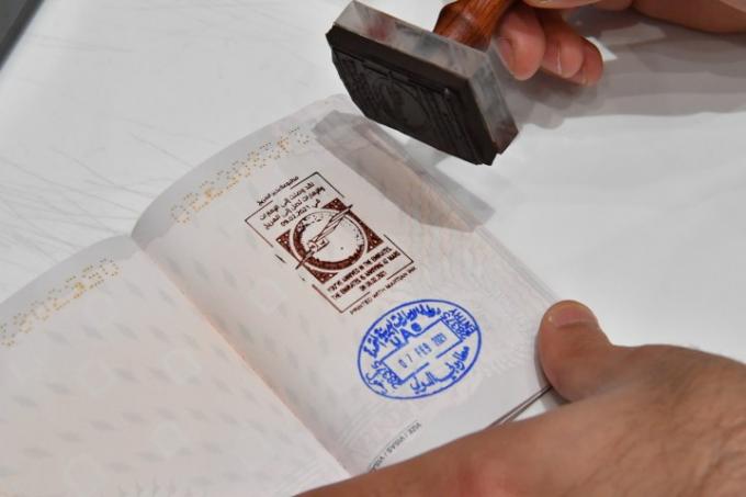 수백 명의 여행자가 여권에 화성 우표를 가지고 있습니다.