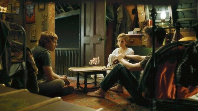 Ron, Hermione ja Harry puhuvat elokuvassa HP and the Half-Blood Prince.