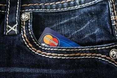 Bir cebinde kredi kartı