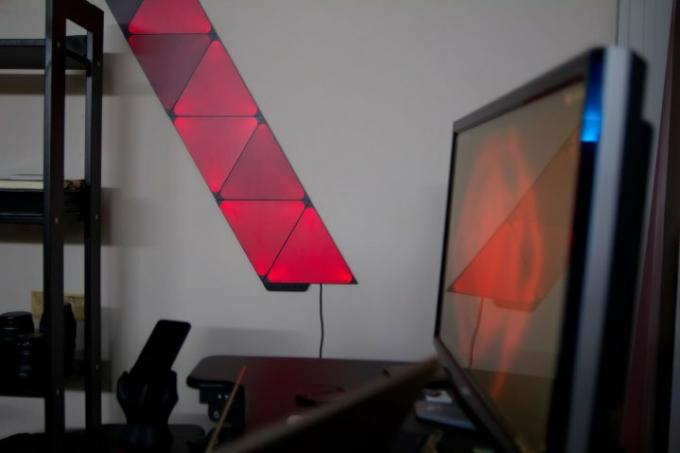 Nanoleaf former lyse fliser, der spejler en video på en skærm.
