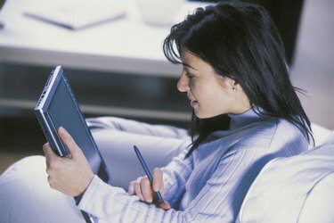 Mujer, utilizar, tableta, computadora