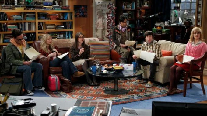 O elenco de The Big Bang Theory na sala de estar de Leonard.