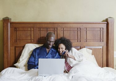 ノートパソコンを見ているカップル