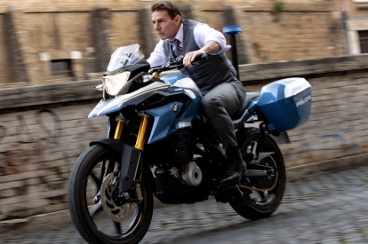 Том Круз едет на мотоцикле в фильме «Миссия невыполнима: Расплата за смерть, часть первая».