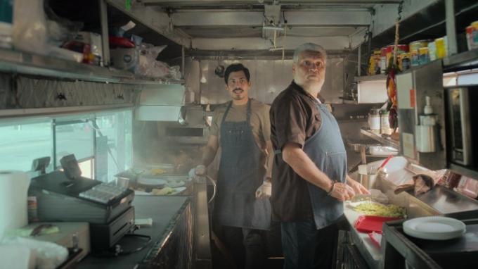 Dva moška v zadnji kuhinji tovornjaka s hrano v prizoru iz Gentified.