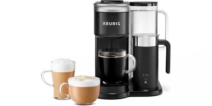 Keurig K-Cafe Smart Single Serve K-Cup Pod kavos, Latte ir Cappuccino virimo aparatas baltame fone.