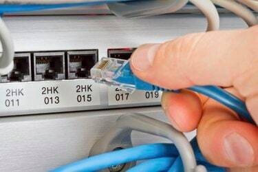 Priključite omrežni kabel