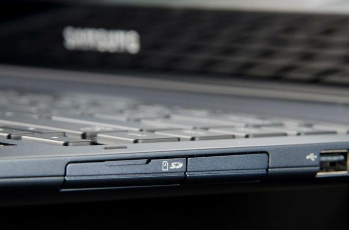 Reža za SD kartico Samsung Ativ Book 5