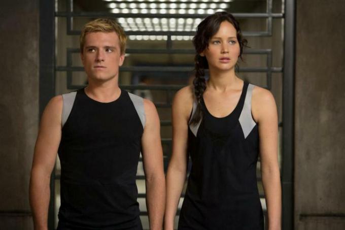 Ve hře The Hunger Games Catching Fire stojí dva lidé vedle sebe.