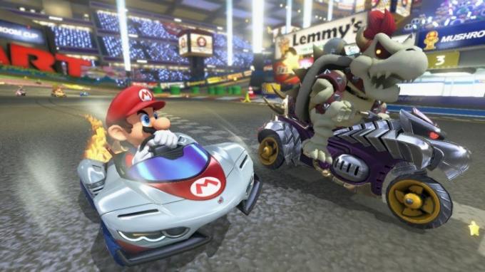 マリオとスケルトン クッパがトラックでレースします。