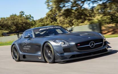 Tampilan gerak tiga perempat depan Mercedes-Benz SLS AMG GT3 45th Anniversary Edition