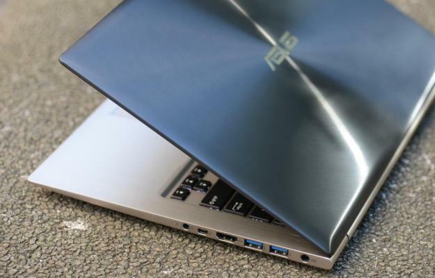 „Asus Zenbook Prime UX32VD“ peržiūri dešinės pusės prievadus