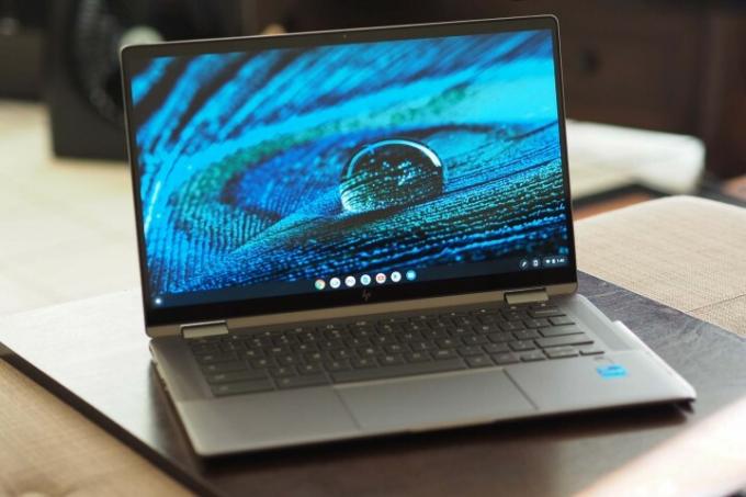 HP Chromebook x360 14c stând înclinat pe un birou.