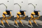 Skatieties, kā šis bezķermeņa robotu kāju komplekts žonglē ar bumbu uz tās galvas