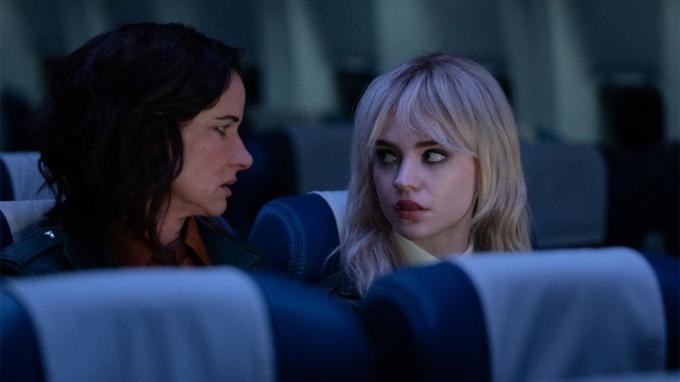 『イエロージャケッツ』のシーンで、飛行機の中で一緒に座ってお互いを見つめる現代のナタリーと十代のナタリー。