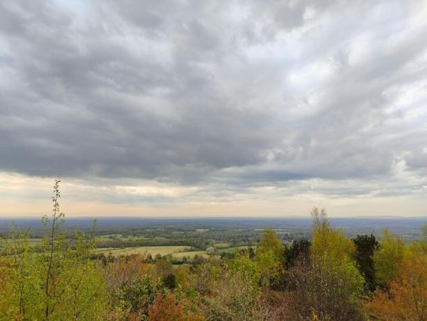 Vidvinkelbillede af et landskab taget med OnePlus 10 Pro.