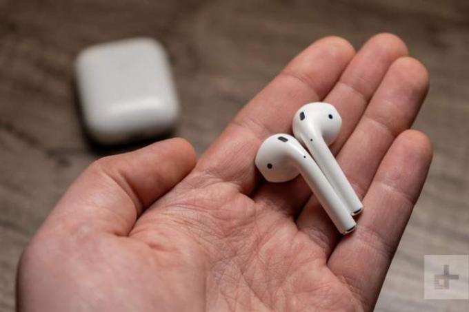 O Apple AirPods 2 nas mãos de alguém.