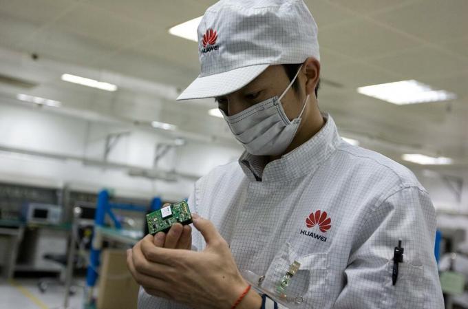 Zamestnanci výskumu a vývoja Huawei vykonávajú rutinnú údržbu v testovacom centre