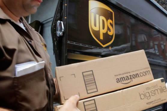 荷物を配達する UPS ドライバー