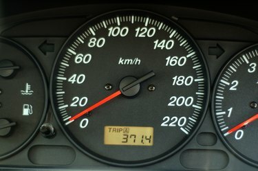 Et nærbillede af bilens instrumentbræt med hastighed over sort baggrund