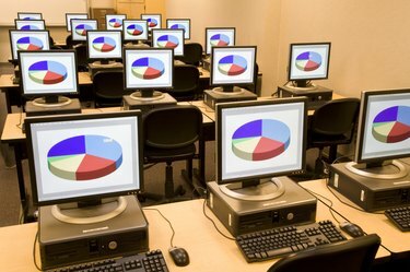 高校の教室のコンピュータ