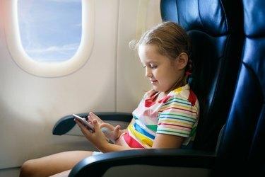 Bambino in aereo