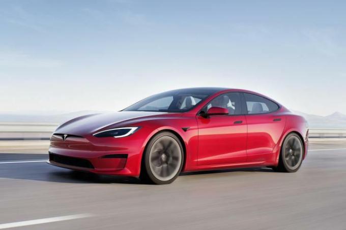 Tesla Model Y가 왼쪽으로 운전하는 모습이 보입니다.