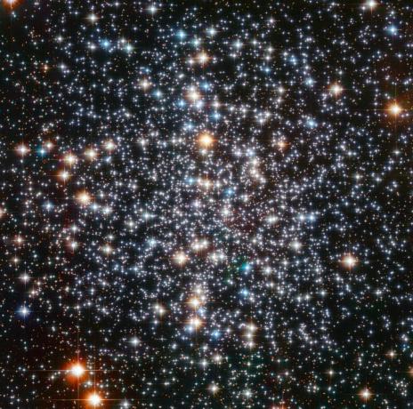 Snímek kulové hvězdokupy Messier 4 z Hubbleova vesmírného dalekohledu. Hvězdokupa je hustá sbírka několika set tisíc hvězd. Astronomové mají podezření, že v jejím jádru se skrývá neviditelná černá díra střední hmotnosti, která váží až 800krát více než naše Slunce.