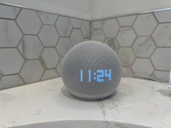 Amazon Echo Show 5-го покоління у ванній кімнаті..