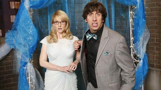 Bernadette chockad när Howard tittar argt på kameran i The Big Bang Theory.