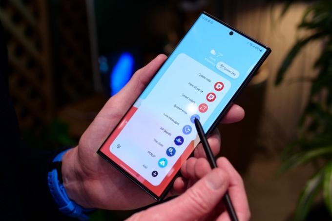 En person som använder Samsung Galaxy S23 Ultra och S Pen.
