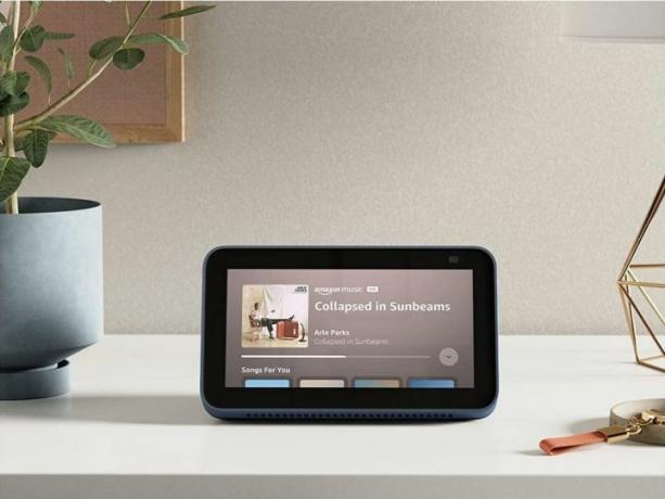 Echo Show 5 atskaņo mūziku.