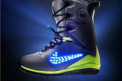 A Nike friss, új, világító LED-es snowboard csizmája