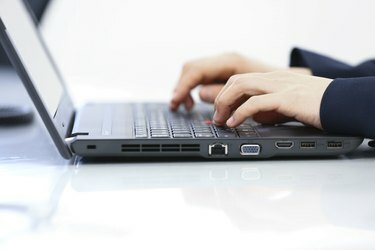 mains féminines tapant sur le clavier