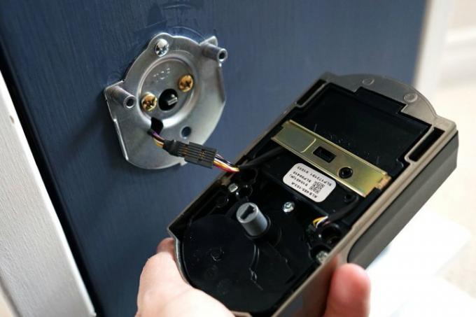 Korak instalacije Schlage Encode Smart Lock.