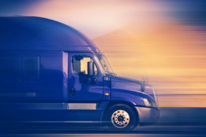 nhtsa dot lastebilindustri lastebil buss fartsbegrensere rush fart blå semi på den amerikanske motorveien