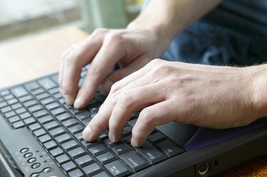 Muž píše na klávesnici