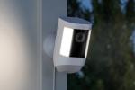 Nest Cam dengan Floodlight vs. Ring Spotlight Cam Pro