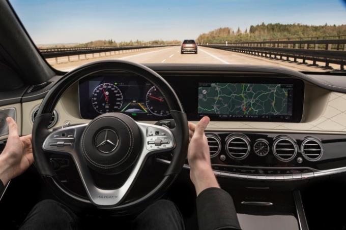 Mercedes-Benz Distronic Plus med styrhjälp