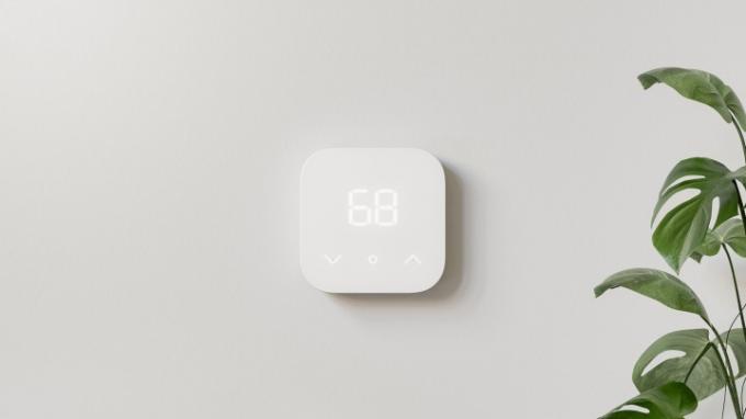 Amazon Smart Thermostat tergantung di dinding.