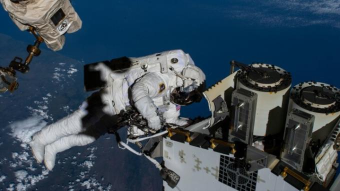 Fotografija letalskega inženirja ekspedicije 68 in vesoljskega sprehajalca NASA Josha Cassade 12. 22. 2022 pripravlja uvedbo solarnega niza za njegovo namestitev na Mednarodni vesoljski postaji. Segment nosilca Port-4, ko je laboratorij v orbiti letel 264 milj nad Indijskim oceanom ob obali Južne Afrika.