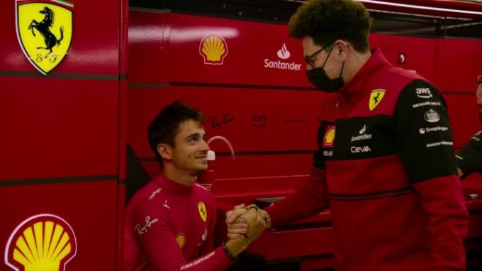 F1 シーズン 5: Drive to Survive のシーンで握手を交わすフェラーリのドライバー、シャルル・ルクレールとチーム代表のマッティア・ビノット。